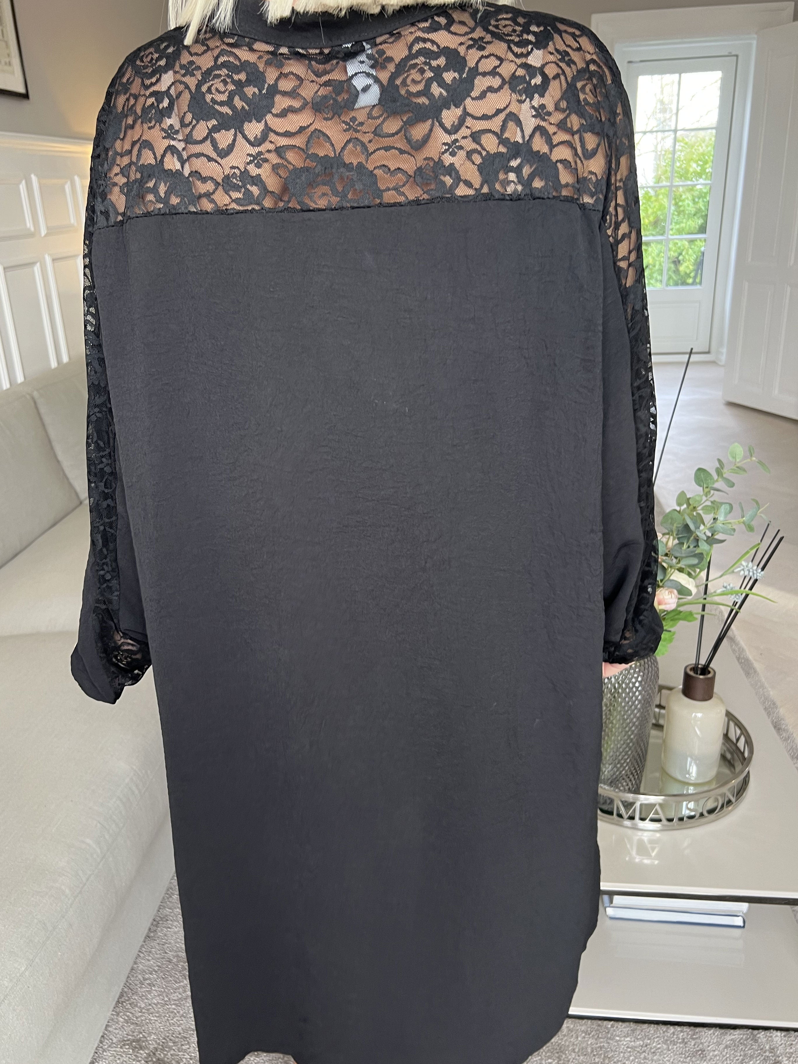 Carmen - Enkel klänning med vacker spets på ryggen och ärmarna